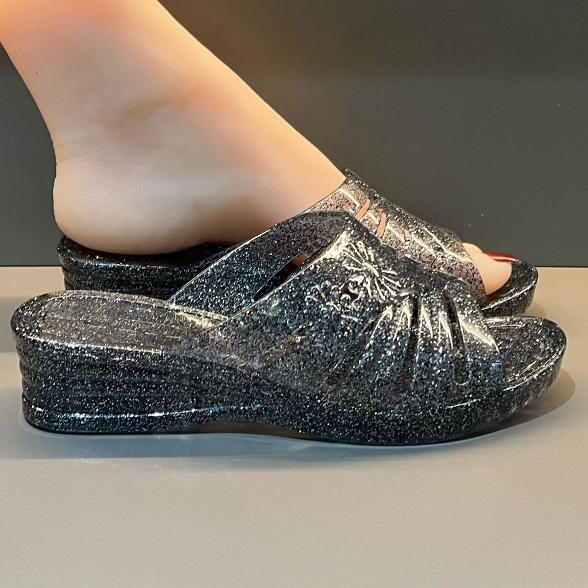 Modische Lila Glitzer-Keilsand – Women Shoes Mules Bewertung und Preis