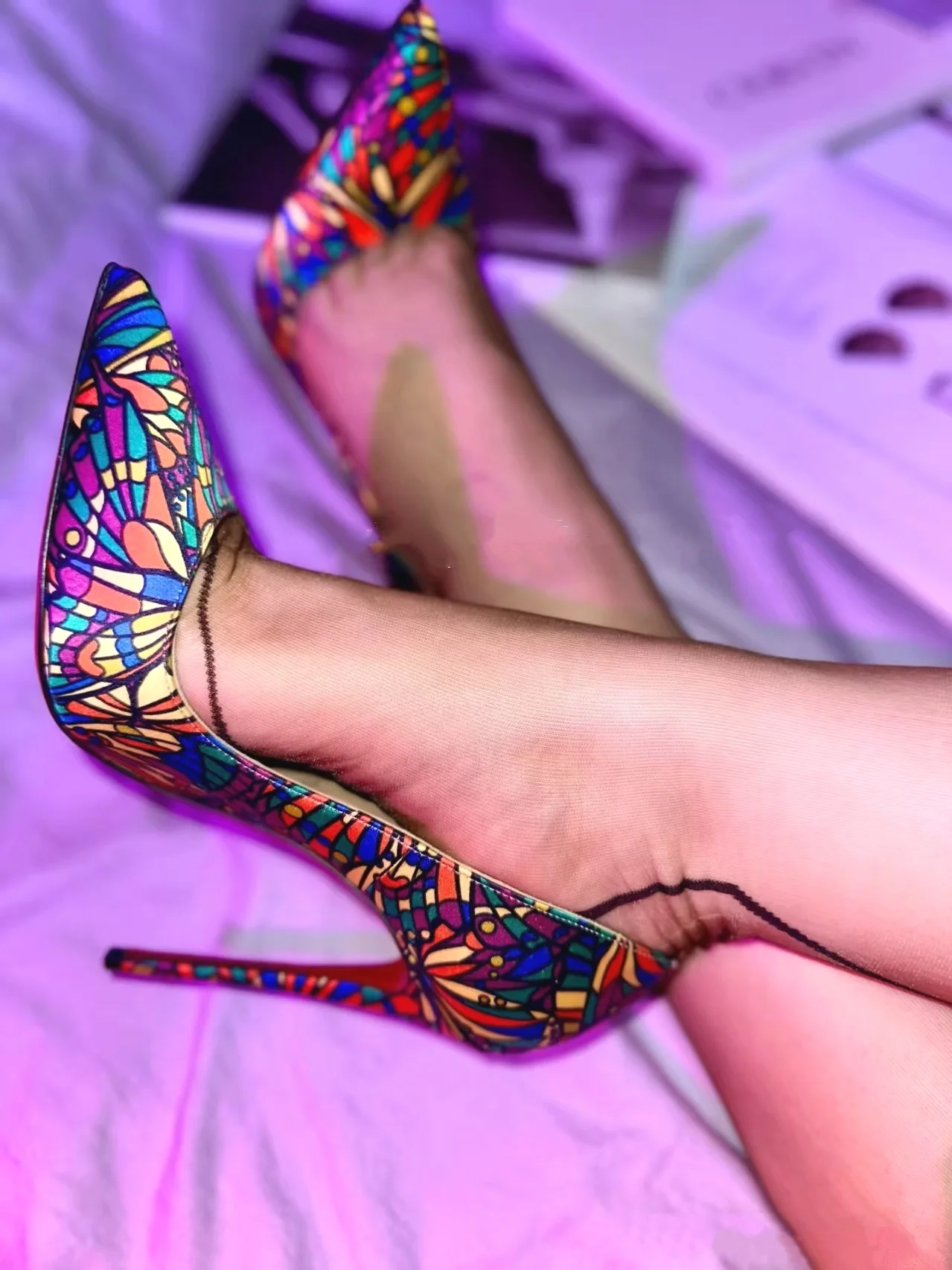 Leuchtende Polka-Dot-Graffiti- – Metallic Heel Sandal Bewertung und Preis